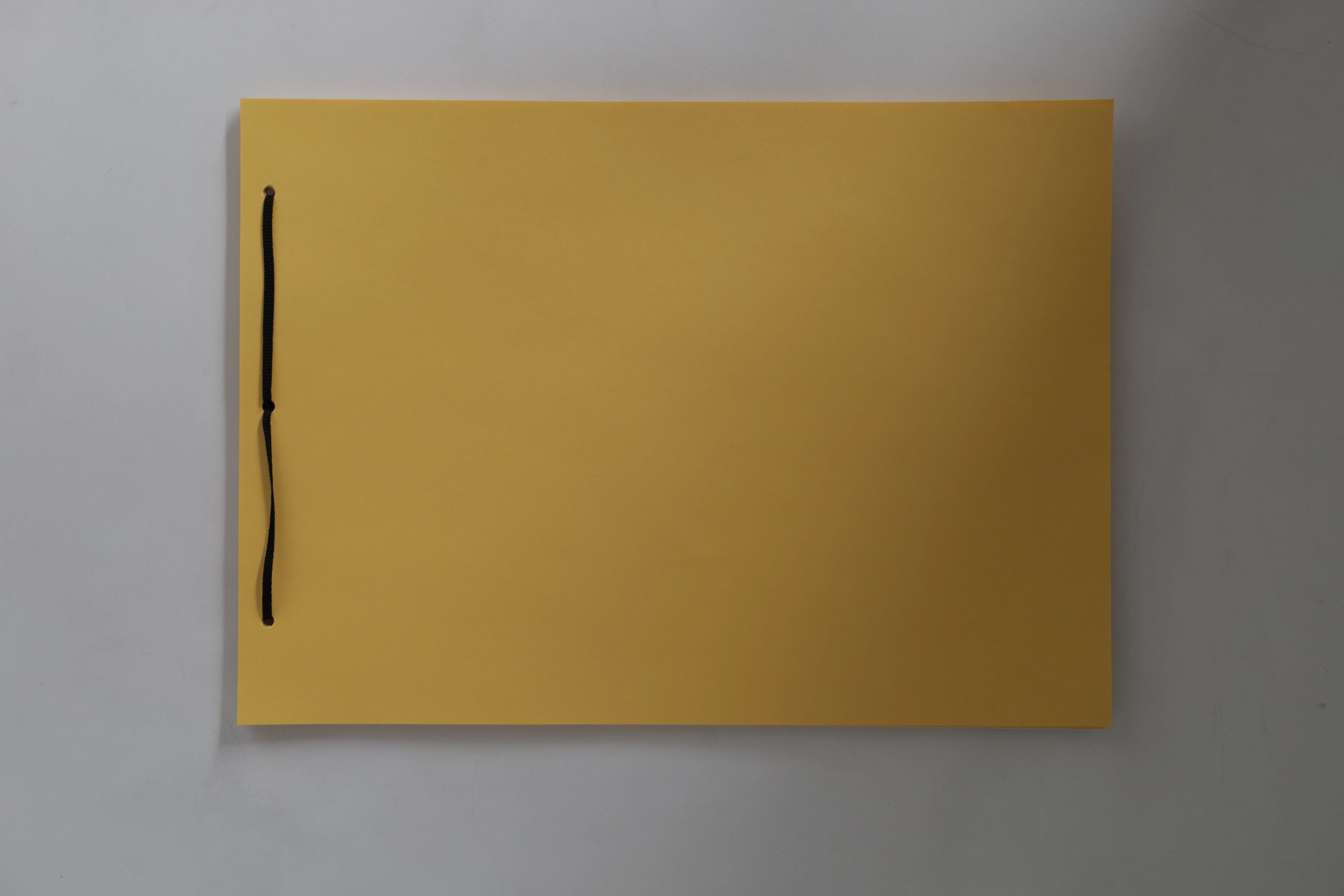 BLOCK DE DIBUJO CON AGUJETA 20HJS AMARILLO